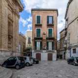 ...dove, sulla destra, si diramano due stradine